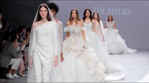 Abiti da sposa scivolati, modelli ampi e classici, capi impero, vintage, minimal e moderni, nel salone di prova dell'atelier a napoli potrai scegliere tra oltre 200 vestiti da sposa, pronti e su misura. Abiti Da Sposa The Atelier Couture 2020 Volumi E Cristalli Per La Cenerentola Firmata Jimmy Choo Youtube