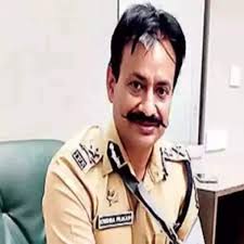 krishna prakash: 'Ironman' Krishna Prakash becomes first person to swim  from Gateway of India to Elephanta Caves; covers 16.20 km in less than 6  hrs