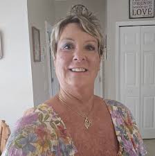 What restaurant served the best salad at Fort Myers Beach, Florida?