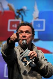 Révélé à l'antenne de rmc, il est surtout reconnu pour le jeu questions pour un champion qu'il anime pendant près de trente ans, sur fr3 puis france 3. Julien Lepers Wikipedia
