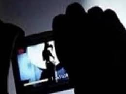 Girlfriend makes friends Sahil traps them in love then make porn video and  send to other country गर्लफ्रेंड दोस्ती कराती, साहिल प्यार में फंसाता; फिर  होता पोर्न वीडियो का धंधा, हैरान कर
