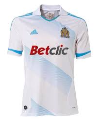 Das trikot enthielt nicht nur mehrere aufnäher und zusätzliche sponsorenlogos, sondern auch regenbogennummern als teil der saison der ligue 1 gegen homophobie. Olympique Marseille Home Trikot 11 12 Von Adidas Sportingplus Passion For Sport