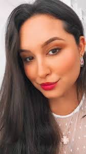 Encontar a pipeta do cosmético no rosto ou retirar o creme com dedos no  pote para aplicar no rosto NÃO pode, pois altera o pH do produto e ainda  pode estregar 😉