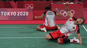Ganda putri indonesia, greysia polii/apriyani rahayu meraih kemenangan perdana di penyisihan grup olimpiade 2021 atas malaysia, chow mei kuan/lee meng. Bgb70yoyl6mlim