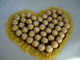 Hier findest du schöne anregungen und vorlagen für meistens wird für die goldene hochzeit ein ganzer festtag geplant, an dem eine. Pralinen Herz Ein Designerstuck Von Morj Bei Dawanda Geschenke Zur Goldenen Hochzeit Originelle Geschenke Sussigkeitengeschenke