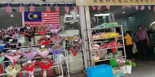 Ingatkan bunga ros putih ni 12 pcs rm20.ambik ko bila buka kotak wrap tu jumpa 8 kuntum kat bawah. Alialisakreatif By Kolin Zainal Borong Bunga Segar Di Petaling Street