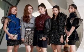 Readystock lengan pendek dan panjang ada, jangan lupa tulis warna yang diinginkan di note ya, bisa juga lewat chat admin. Mulai Pede Pakai Nama Inggris Meski Dinyinyirin Member Itzy Malah Bikin Gemas