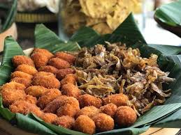 Awalnya mom&kiddie sempat bingung dengan maksud acara ini. Catering Tujuh Bulanan