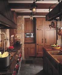 Whether it's the organic textures and shapes or the natural warmth it brings, rustic design is becoming as popular in the heart of the city as it is out in the woods. Pin By Mickie Pinckney On Daily Design Old World Kitchens English Style Kitchen Tuscan Kitchen