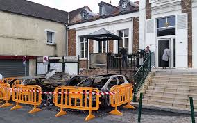 Communes of the yvelines department. Chanteloup Les Vignes Des Vehicules De La Mairie Pris Pour Cible Le Parisien