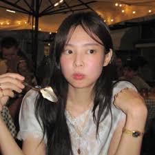 I'm so genuinely happy for JENNIE and jensetters right now. I know we've  been all worried about so many things before PFW but JENNIE was so amazing  today and jensetters did so