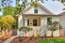 This Beautifully Renovated 1920 S Classic Has Urban Farmhouse Nailed An Exercise In Balance It Combines Original Hardw Urban Farmhouse Cozy Nook Open Concept
