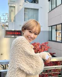 少し前ですが、 @tiechel_press で前回より短くカットしていただきました🤗 ✂️ @daisukeaoki_tiechel 🎨  @ryosei___tiechel ショートカットのサイドやバックも詳しく見たいというお問い合わせが多かったので、撮っていただきました🤳🍁  あと、この冬よく着用している ...