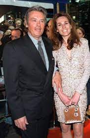 Auf diesem familienbild ist anthony delon zwei monate alt. Er Kann Es Noch Alain Delon Hat Immer Noch Einen Schlag Bei Jungen Frauen Auch Wenn Die Hubsche Dame Auf Dem Foto Seine Tochter Anouchka Ist Der Beau Des Franzosischen Kinos