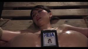 StarSM on X: 女警被绑住双手双脚，身体一览无余，只有警官证是自己最后的尊严，但是最后女警的眼神已经代表了她最后的命运