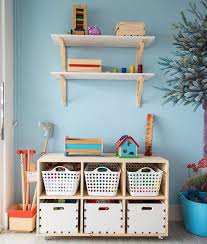 Caixa Com Rodinhas Para Guardar Brinquedos A Pequena Estante Com Nichos Foi Desenhada Pela Mae Sob Medida Para O Projeto Da Milkstudiorj Para Guardar Livros E Br Kids Furniture Design Home Decor Decor