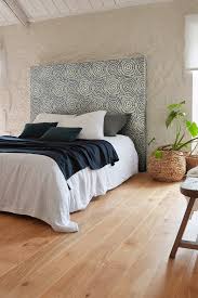 Creez Une Chambre Moderne Avec Une Tete De Lit En Papier Peint Un Parquet Bois Maestro En Che Deco Chambre A Coucher Tete De Lit Papier Peint Parquet Chambre