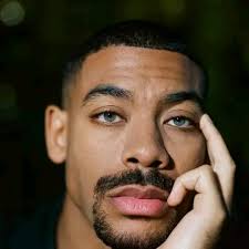 Ladies and gentlemen, Mesdames et Messieurs,damas y caballeros,meine Damen  und Herren: Aaron