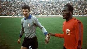 Санон эмманюэль / emmanuel sanon. Mondiale 1974 Italia Haiti 3 1 In Foto Il Portiere Azzurro Dino Zoff E L Attaccante Haitiano Emmanuel Sanon Soccer Haiti History Soccer Field