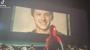 La aparición de otto octavius y una alusión al regreso de duende verde reactivaron las discusiones de que también veremos a tobey maguire y. El Avance De Spiderman No Way Home Fake O Filtracion Marca