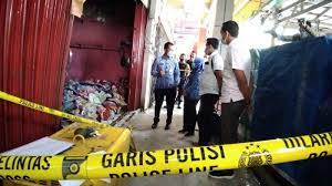 Pasar kliwon kudus terletak di jl jend sudirman kudus, terkenal sebagai pusat pasar grosir se karisidenan pati, pasar kliwon menjadi sentral perdagangan, utamanya konveksi dan home industri baik di kudus maupun kawasan kabupaten sekitarnya, terlebih lagi segala macam dagangan tersedia. Pasar Kliwon Kudus Bth Karyawan Pedagang Kudus Tak Usah Nekat Ke Zona Merah Covid 19 Sejarah Mitos Pria Kudus Dilarang Menikah Dengan Perempuan Jepara