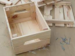 Pratique pour ranger et se déplacer avec son matériel de bricoleur. Une Bibliotheque Fabriquee Avec Des Caisses En Bois Joli Place