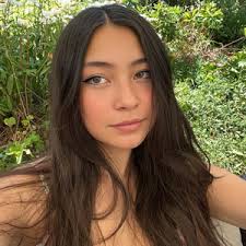 Elizabeth Ivanov's Instagram, Twitter & Facebook