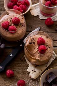 Jeden z najbardziej znanych i zasłużonych, a przy tym genialnie prosty. Mus Czekoladowy Z Malinami Justyna Dragan