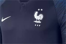 Le nouveau maillot de l'équipe de france de foot, floqué de ses deux étoiles de champion du monde, ne sera pas commercialisé avant août a assuré nike. Maillot Deux Etoiles De L Equipe De France Premiere Livraison Vendredi A Caen Liberte Caen