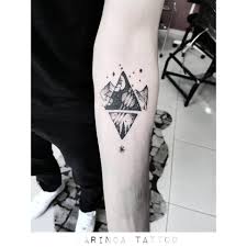 Vücut derisine iğne ile renk veren maddeler enjekte edilerek yapılan dövmeler renk renk ve çeşitli modelleriyle pek çok kişinin vazgeçilmezi arasında.bu sıralar yeni trend dövme modeli en çok kola yapılan mustafa kemal atatürk'ün imzası. Kulak Ici Dovme Modelleri 2021 Dovme Modelleri