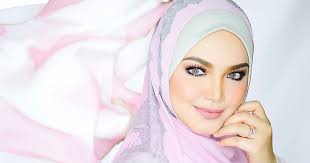 Bergemalah nazam lebaran ( ulang 1 ) bergemalah nazam lebaran kuduskanlah kemaafan tuluskanlah keampunan di hari mulia ini sucikan diri. Lirik Lagu Sesuci Lebaran Siti Surat R