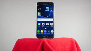 Doté d'un magnifique écran super amoled incurvé 5.5 pouces, le gs7 edge peut demander un certain temps d'adaptation aux plus petites mimines. Samsung Galaxy S7 Edge Le Test Complet 01net Com