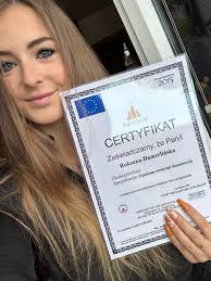 Dzień dobry kochani! ❤️ Mam ogromną przyjemność przekazać Wam, że  ukończyłam kurs „Opiekuna zwierząt domowych” 😊 Kurs obejmował zagadnienia  z zakresu opieki nad pieskami, kotkami i gryzoniami (w tym behawioryzm)  oraz zasady