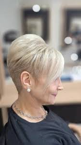 Hermoso trabajo de corte y color 🖤 Cuando cuidás tu color, cada visita  suma brillo, textura y movimiento., Un mantenimiento pensado para realzar  su estilo sin perder la esencia., #ColorPerfecto ...