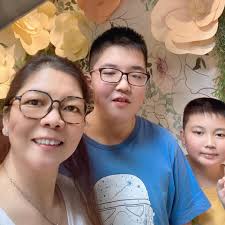 Smap株式會社- 常常聽到有人說： 他們唱歌不好聽、跳舞不整齊、動作從來不一致。 不是個個都有演技、也不是人人都會後空翻。  以前還很會溜冰滑板，問題現在根本沒有出現了呀！ 那，請問你到底愛這五個男人什麼呢？ 我回答： 就是愛那剛剛好的不完美。 不完美的合唱，而且 ...