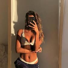 Constança braddell tem 24 anos e sofre de fibrose quística | foto: Doenca Posta Em Causa Afinal Respiras Sem O Oxigenio Constanca Braddell Atacada Por Se Despir Na Internet Nacional Flash