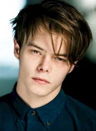 Charlie Heaton : sa biographie, filmographie, et quelques photos