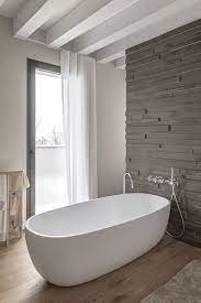 Minimal Comfort Il Bagno E Caratterizzato Da Una Vasca Centro Stanza Adagiata Su Un Avvolgente Pavimen Vasca Da Bagno Centro Stanza Arredo Bagno Moderno House