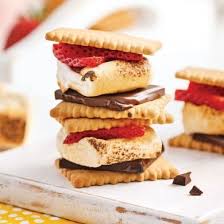 S Mores Aux Fraises Je Cuisine Recipe Camping Desserts Camping Food Make Ahead Food