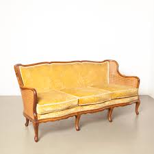Vintage colonial porcelain couple on sofa white blue and gold accents figurine. Klassisches Kolonial Sofa Neef Louis Design Amsterdam