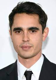 Obecnie teokratyczna republika gilead zmaga się z problemem. Max Minghella Filmweb