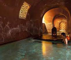 A disposizione esclusiva degli ospiti, l'area dispone di un suggestivo bagno romano con idromassaggio e giochi d'acqua dove è possibile rilassarsi sotto una volta stellata, di una sauna, un bagno turco, una grotta di sale, di docce sensoriali e di una sala relax con angolo tisaneria. 4 Buoni Motivi Per Provare Il Bagno Turco Vogue Italia