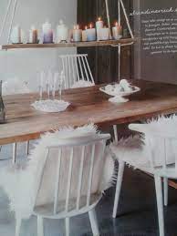gaten in plank boren dik touw erdoor en boven tafel hangen met veel kaarsen erop interieur huisinrichting ruimtes