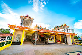 You can easily missed the place as there's only a small signboard in chinese writing just before the turning into the temple. Hean Boo Thean Temple Travel Guidebook Must Visit Attractions In Penang Hean Boo Thean Temple Nearby Recommendation Trip Com