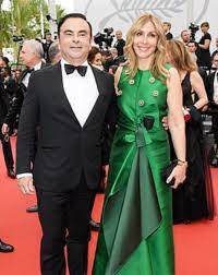 في أكتوبر 2010، تعرف كارلوس غصن على سيدة الأعمال اللبنانية كارول نحاس، التي عاشت معظم حياتها في الولايات المتحدة، حيث كانت تمتلك شركة لبيع القفاطين الفاخرة، بحسب وسائل إعلام يابانية. ÙƒÙŠÙ Ù‡Ø±Ø¨Øª Ù…Ø¯Ø§Ù… ÙƒØ§Ø±Ù„ÙˆØ³ ØºØµÙ† Ø²ÙˆØ¬Ù‡Ø§ Ù…Ø¹ Ø§Ù„ÙØ±Ù‚Ø© Ø§Ù„Ù…ÙˆØ³ÙŠÙ‚ÙŠØ© Ù…Ø¬Ù„Ø© Ø§Ù„Ø¬Ø±Ø³