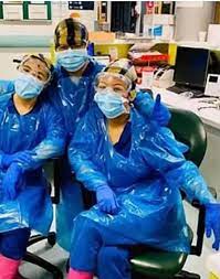 3 ممرضات بريطانيات ارتدين أكياس القمامة لنقص المعدات فأصبن بكورونا صور nurse rain wear ppe