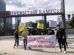 Ogrenciler Istinye Universitesini Protesto Etti