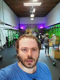 Ho peccato e sto provando ad espiare le mie colpe in palestra. Il cammino  verso la purezza è irto di ostacoli. Il maligno si nasconde nei dettagli,  lipidi e carboidrati spuntano ovunque.