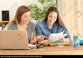 Der lernerfolg wird bei einem fernstudium meist über einsendeaufgaben und durch. Gluckliche Studenten Studieren Schecknotizen Zu Hause Stock Photo 26604178 Bildagentur Panthermedia