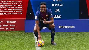 Yerry mina surprised everyone at his official presentation with fc barcelona when he took his first steps onto the camp nou pitch barefoot. There Are Not Doubts With Yerry Mina It Is The Suitable For The Barca